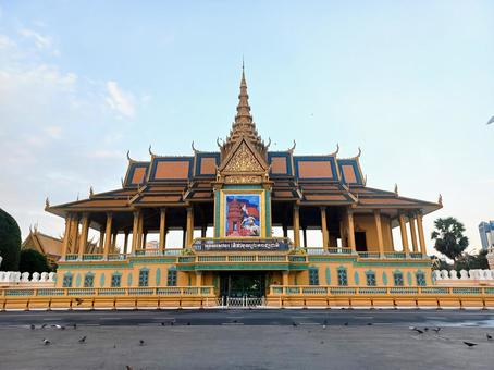 朝のカンボジアの王宮前 王宮,プノンペン,カンボジアの写真素材