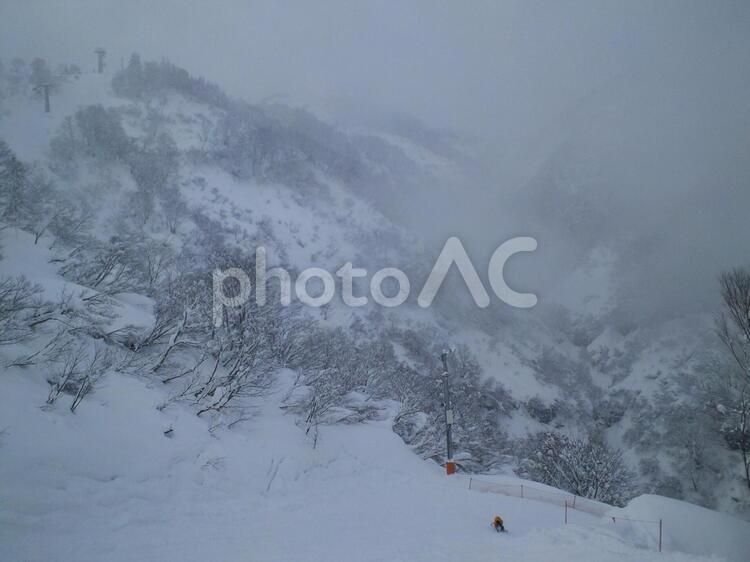 曇りのゲレンデ（スキー場） 冬,スキー場,雪の写真素材