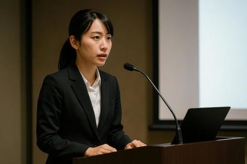 学会で発表する女性研究者の写真