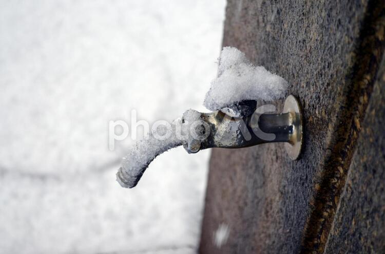 雪が降って凍った公園の水道の蛇口 冬,雪,蛇口の写真素材