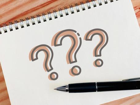 茶色いクエスチョンマーク3つ 疑問,不明点,疑問点の写真素材