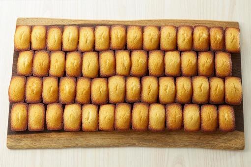 綺麗に隙間なく並べられたフィナンシェ フィナンシェ,洋菓子,一面の写真素材