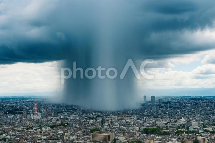 ゲリラ豪雨の雨雲と街並みの天気5 ゲリラ豪雨,雨雲,局地の写真素材