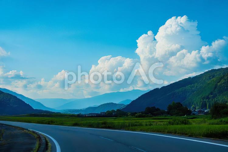 雄大な自然、夏の田舎の爽快ロードトリップ 夏,田舎,道の写真素材