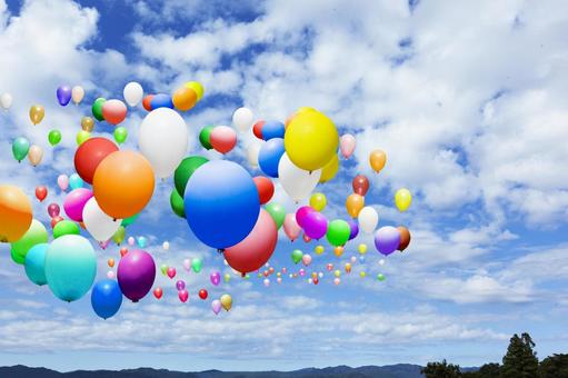 空に浮かぶカラフルな風船4 風船,空,飛ぶの写真素材