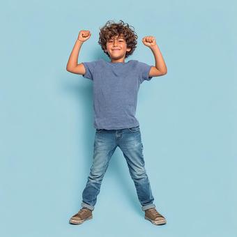 笑顔でガッツポーズをする元気な男の子 笑顔でガッツポーズをする元気な男の子の写真