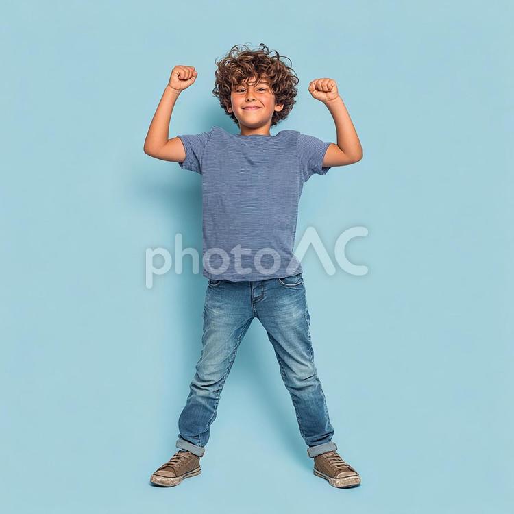 笑顔でガッツポーズをする元気な男の子 男の子,子供,小学生の写真素材