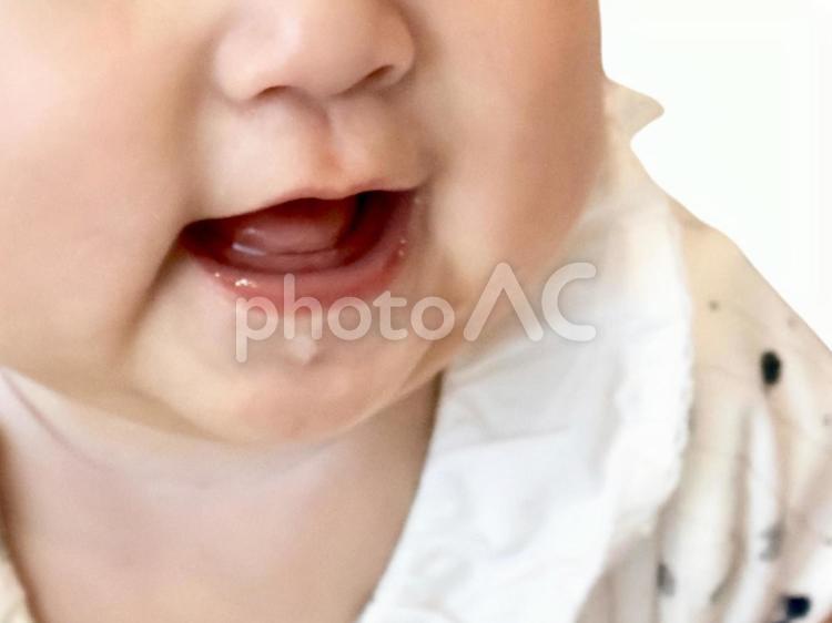 あかちゃんよだれ 赤ちゃん,赤子,かわいいの写真素材