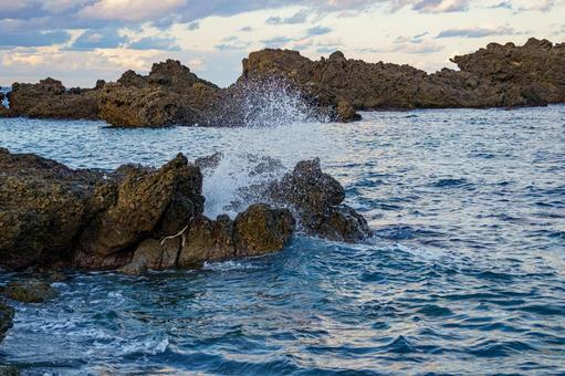 岩に打ち寄せる白波の飛沫 海,自然,風景の写真素材