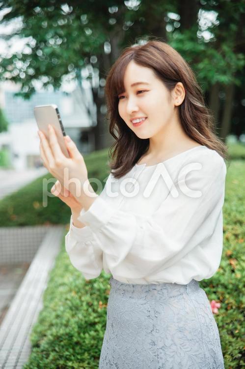 スマホを使う女性（アプリ） スマホ,スマートフォン,女性の写真素材