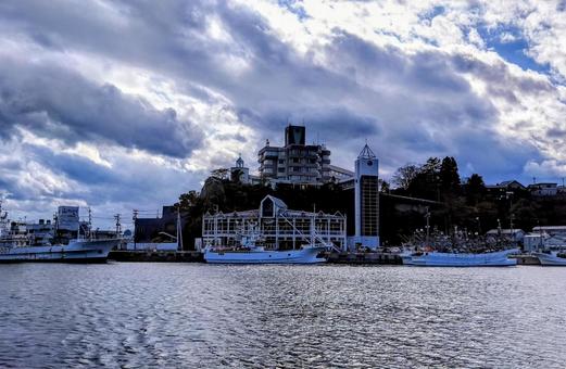 気仙沼港に停泊している漁船 海,空,ホテルの写真素材