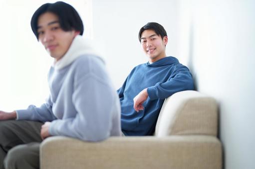 ソファに座る2人の男性 引っ越し,一人暮らし,男性の写真素材