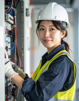 配電盤設置工事をする人 配電盤設置工事をする人の写真