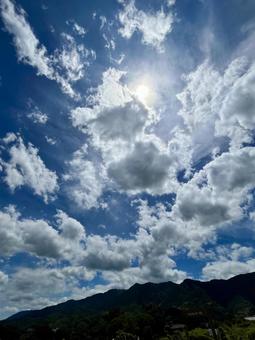 夏の空と山 夏の空と山の写真