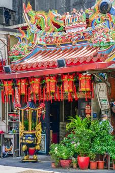 台湾・台北の街中にある祠 台湾・台北の街中にある祠の写真
