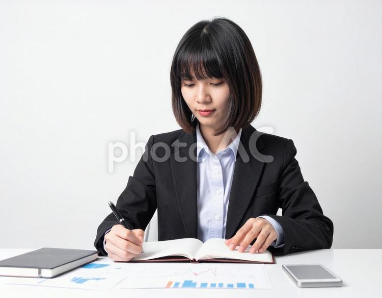 書類を確認するビジネスウーマン 女性,ビジネス,書類の写真素材