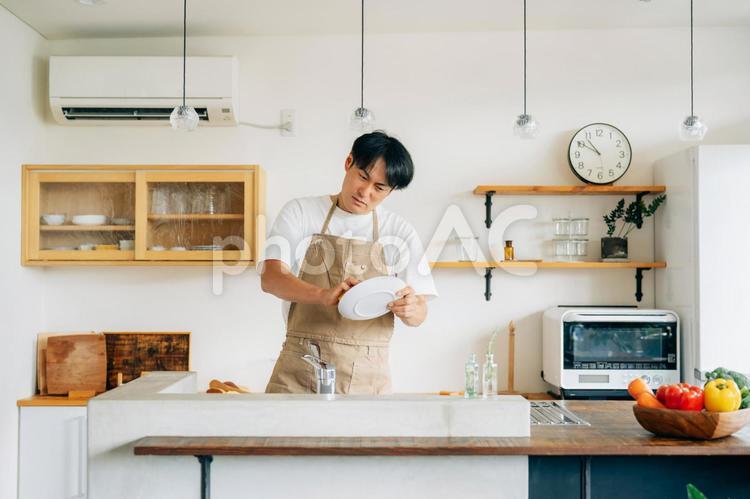 皿洗いする男性（困る） 皿洗い,黄ばみ,油汚れの写真素材