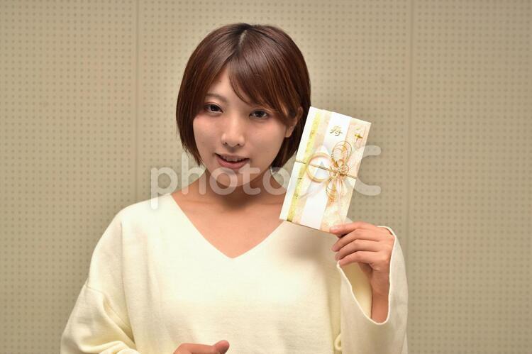 結婚式用の熨斗袋と日本人女性 結婚式,のし袋,冠婚葬祭の写真素材
