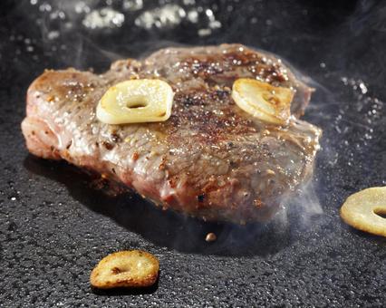 鉄板で焼く厚切りステーキ 鉄板で焼く厚切りステーキ の写真
