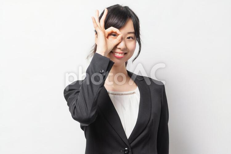 OKのジェスチャーをする若い女性 女性,笑顔,ビジネスの写真素材