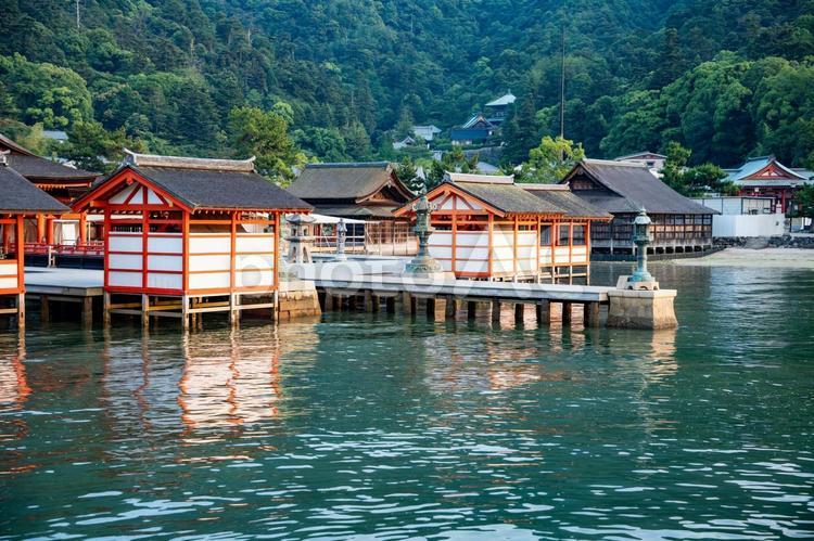 厳島神社の夕暮れ 厳島神社,宮島,広島の写真素材