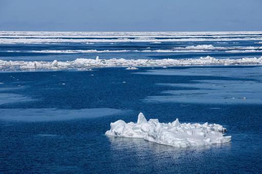 冬の海に浮かぶ流氷 冬の海に浮かぶ流氷 流氷,氷塊,氷の写真素材