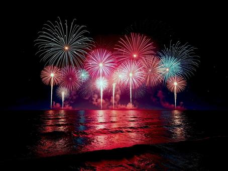 海の上での打ち上げ花火 海の上での打ち上げ花火の写真