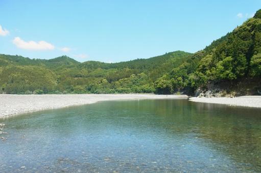 清流 青空 川 新緑 水面 山 山脈 清流 青空 川 新緑 水面 山 山脈 清流,青空,川の写真素材