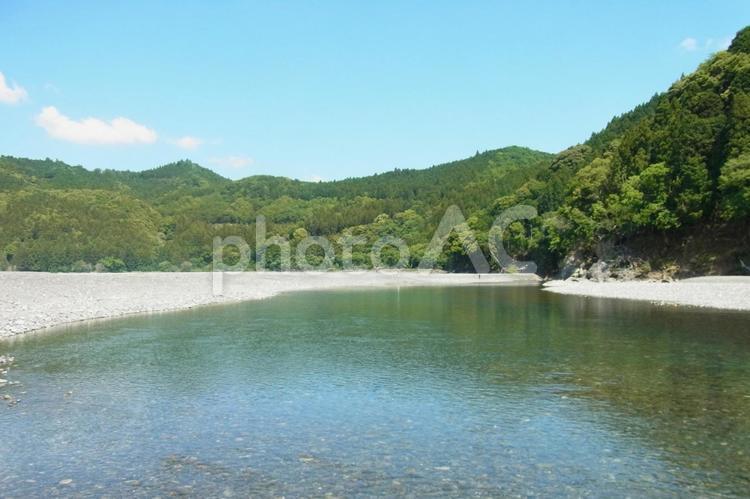 清流　青空　川　新緑　水面　山　山脈 清流,青空,川の写真素材