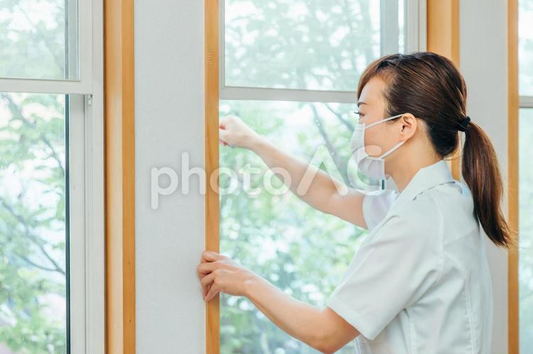 窓を開けて換気する医療スタッフ 換気,看護師,看護婦の写真素材