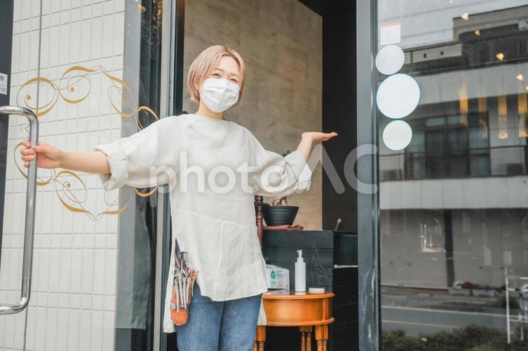 コロナ禍の美容室（入店） 美容師,理容師,スタイリストの写真素材