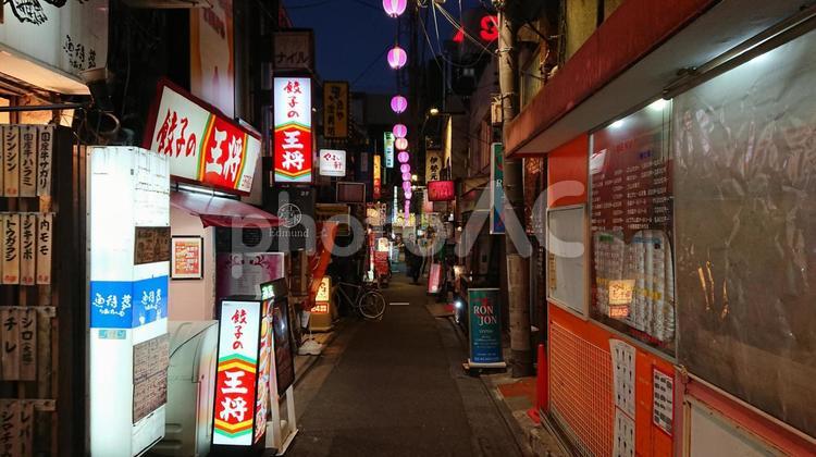 夜の小汚い路地裏 路地裏,提灯,昭和の写真素材