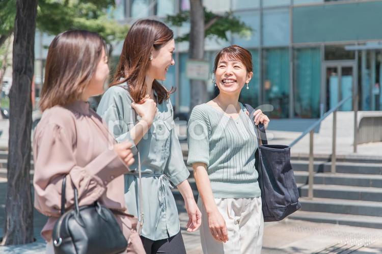 街を歩く女性達（友達・同僚・姉妹・OL） 同僚,女性,ビジネスウーマンの写真素材