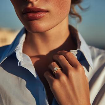 シンプルなシャツと上品な指輪の写真