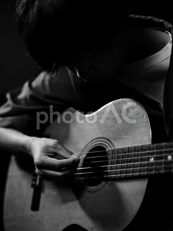 ギターを演奏する人 ギター,演奏,楽器の写真素材
