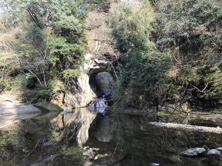 亀岩の洞窟の写真