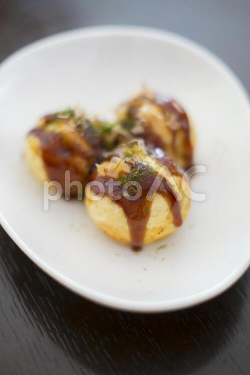 手作りタコ焼きとソース_木の机 たこ焼き,たこやき,タコヤキの写真素材