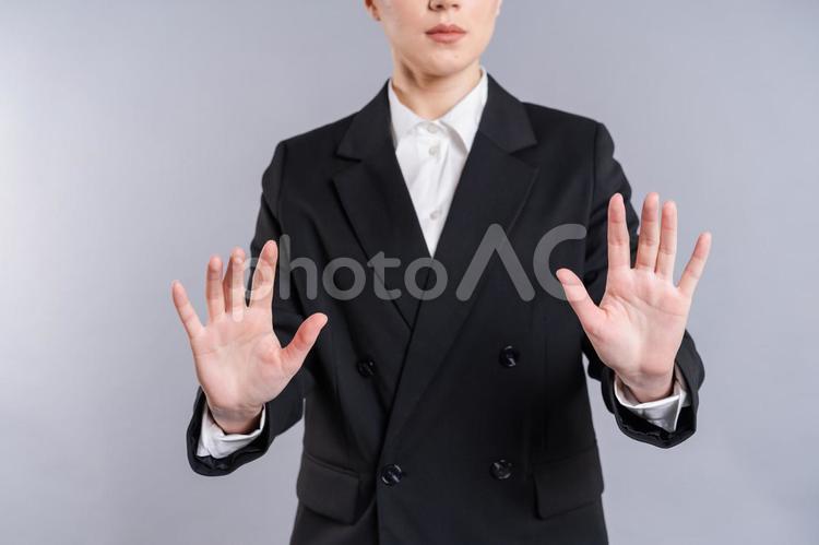 両手を広げた人の手元 手を広げる,ストップ,ポーズの写真素材