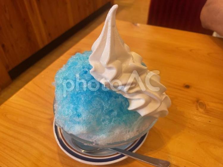 かき氷　ブルーハワイ　ソフトクリーム　夏 かき氷,ブルーハワイ,ソフトクリームの写真素材