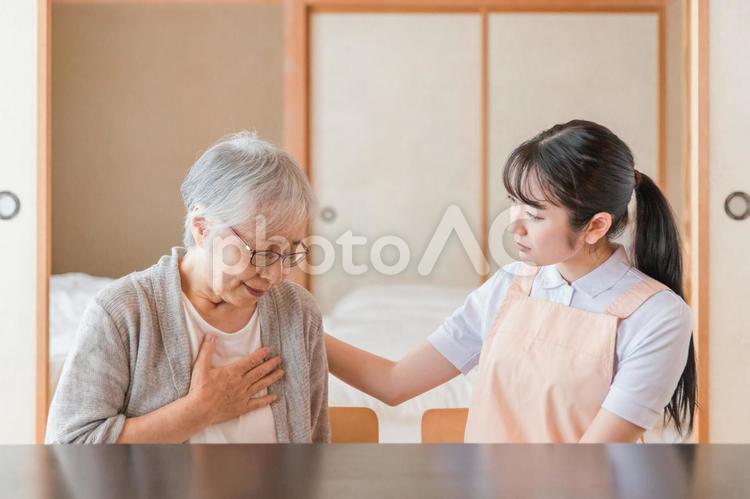 在宅介護を受ける高齢者女性（心臓・肺） 介護,在宅介護,訪問介護の写真素材