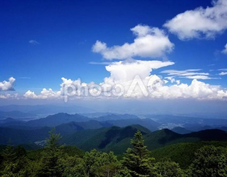 美ヶ原高原からの眺め　新緑と青空 夏,空,美ヶ原の写真素材
