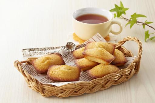 紅茶と美味しそうなフィナンシェ 紅茶と美味しそうなフィナンシェ フィナンシェ,ティータイム,紅茶の写真素材