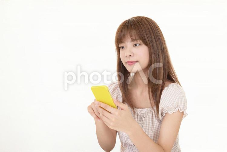 スマートフォンを持つ女性 スマホ,スマートフォン,アイフォンの写真素材