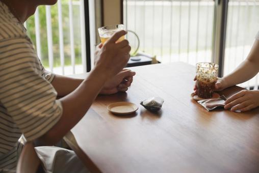 テーブルをはさんで真剣な会話をする男女 テーブルをはさんで真剣な会話をする男女 会話,真剣,話し合いの写真素材