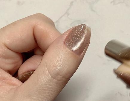 ジェルネイルを塗る女性の手元（マグ） ジェルネイル,女性の手,セルフネイルの写真素材