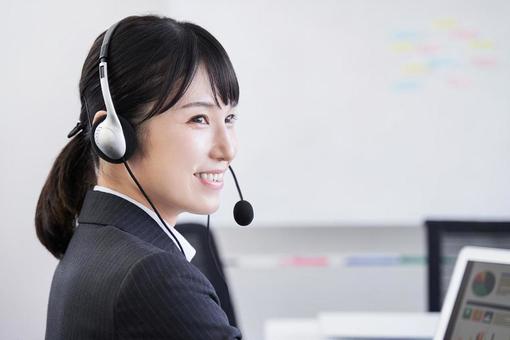 Business woman answering inquiries, centrum telefoniczne, fem, kobieta biznesu, JPG