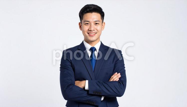 腕組みするスーツ姿の日本人ビジネスマン 腕組み,経営者,男性の写真素材