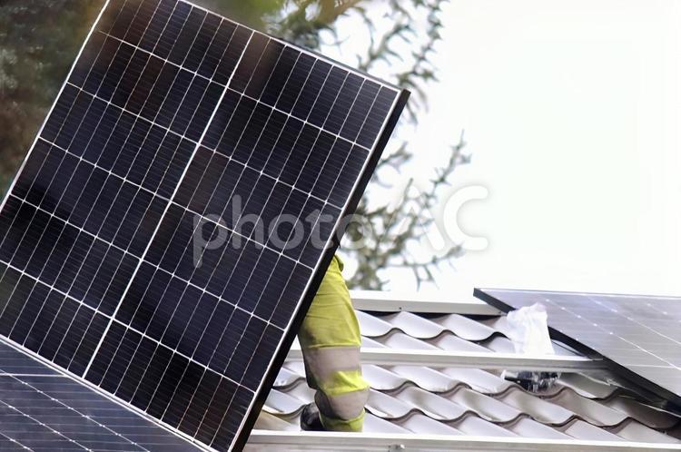 ソーラ－パネルの取り付け作業 3 ソーラーパネル,設置,太陽光の写真素材