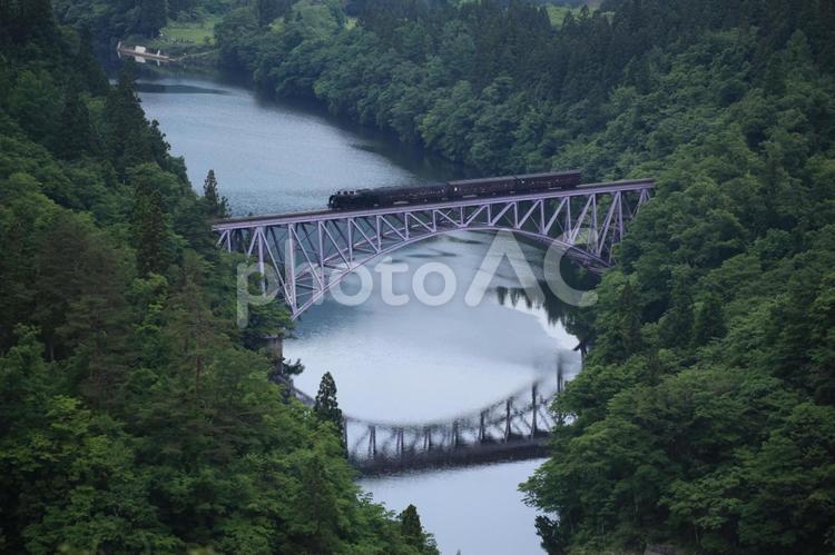 川面に映る只見第一橋梁を渡るSL 鉄道,sl,只見第一橋梁の写真素材