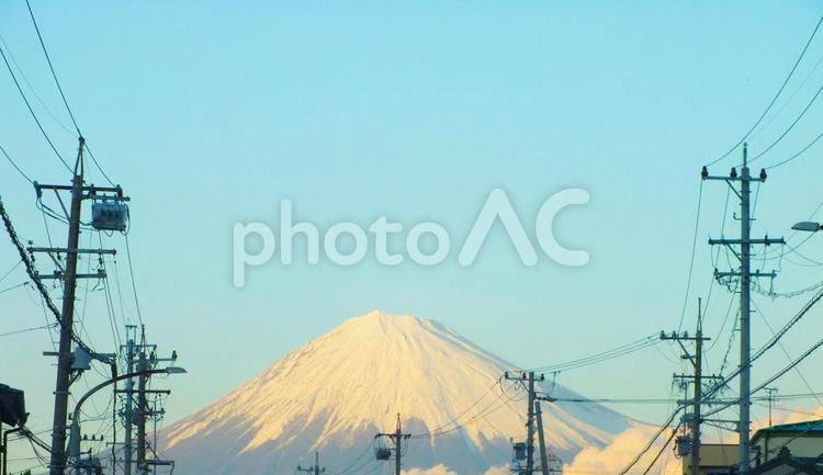 電柱の向こうに街中の富士山 富士山,雪,覆いの写真素材